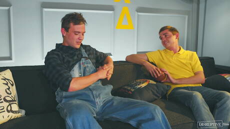 性感的美國人，帥哥斯科特·芬恩和性感的同性戀格雷森·蘭格在火熱的同性戀場景中