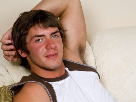 Il bel ragazzo John Roe si masturba il cazzo