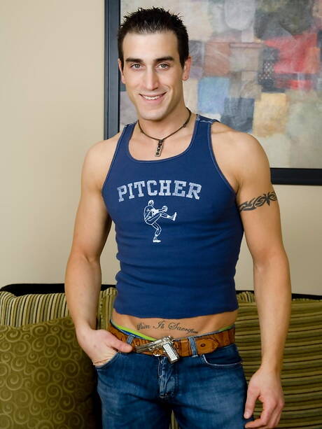 Der amerikanische Muskelprotz Spencer Reed wichst seinen Schwanz