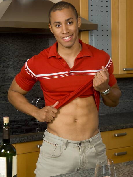 흑인 보디빌더 타일러가 주방에서 자신의 수탉을 놀리고 있습니다.