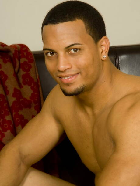 Le bodybuilder ébène Frank Soto se branle la bite