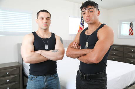 Dos estadounidenses, Andrew Miller y el musculoso Amone Bane, follan después de chuparse la polla.