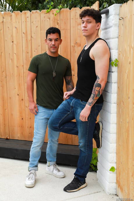 美國大力士JC Hunt和帥哥Brock Reynolds戶外肛交