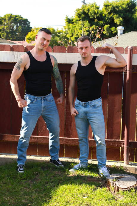 Le taureau américain Derek Kage et le beau mec Peter Matthews posent nus et montrent leur cul serré en extérieur