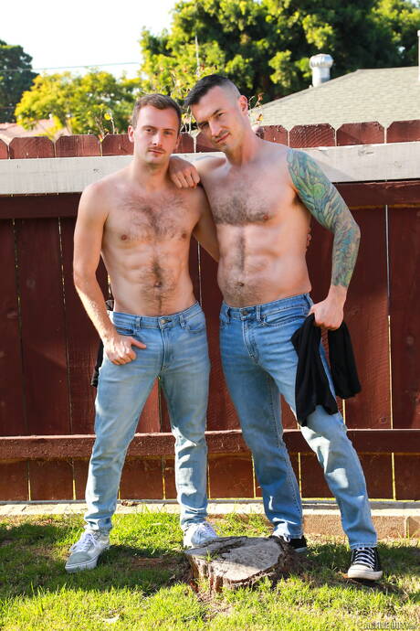 Le taureau américain Derek Kage et le beau mec Peter Matthews posent nus et montrent leur cul serré en extérieur