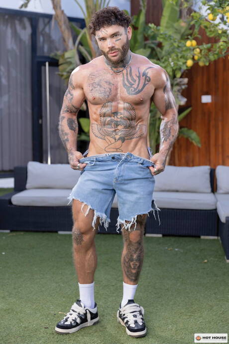 Der starke britische Bulle Joel Hart und der attraktive Spanier Allen King lieben sich im Freien