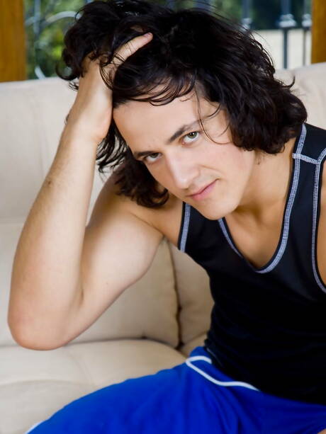 El bien formado Sam Warren se masturba la polla