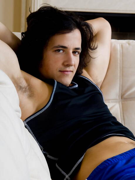 El bien formado Sam Warren se masturba la polla