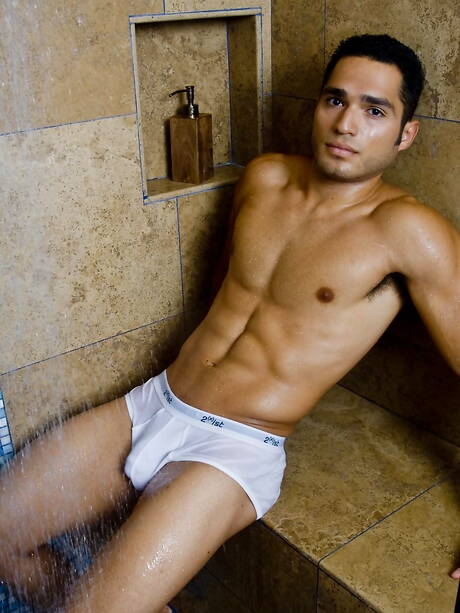 Der lateinamerikanische Bodybuilder Ricky Mendez wichst seinen Schwanz unter einer heißen Dusche