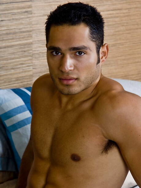 Randy Blue: Latin bodybuilder Ricky Mendez jerk off his cock in hot shower