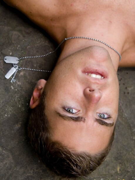 粗壯的Noah Driver在戶外用假陽具自慰