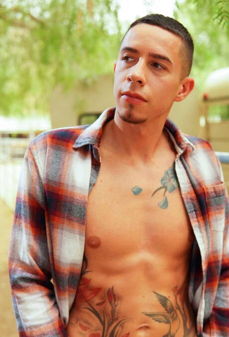 ホットなアメリカ人、ハンク・ヴィンセント・オライリーと筋肉質のクラーク・デイビスは、屋外でチンポを吸った後に尻をファックする