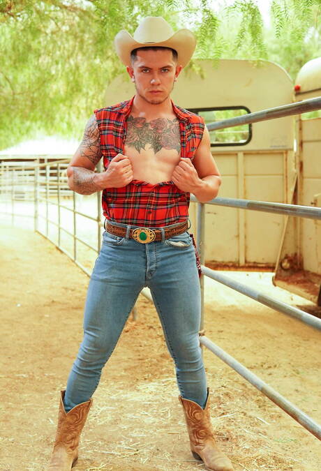 ホットなアメリカ人、ハンク・ヴィンセント・オライリーと筋肉質のクラーク・デイビスは、屋外でチンポを吸った後に尻をファックする