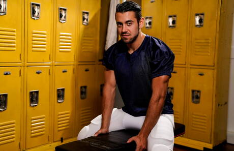 Os gostosos Dante Colle, Michael Boston e Killian Knox se chupando e transando