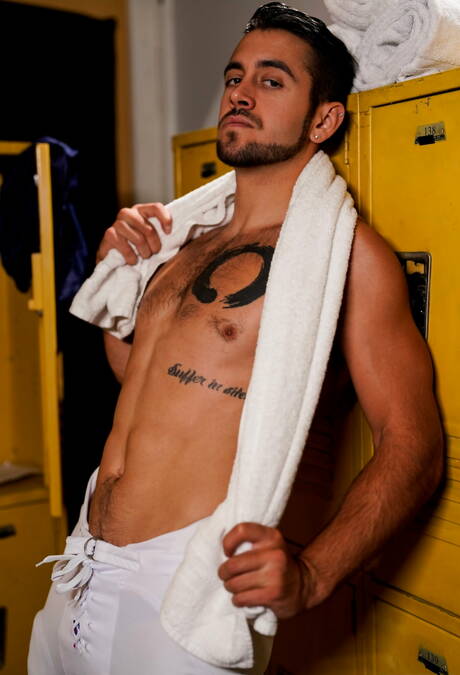 Os gostosos Dante Colle, Michael Boston e Killian Knox se chupando e transando