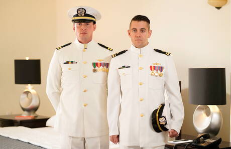 素敵なアメリカ人の仲間、マッチョのダンテ・コレとハスキーな男のピアース・パリが熱いアナルファックで