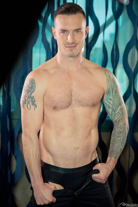 Der amerikanische Pornostar Derek Kage und der attraktive Sean Xavier haben eine interrassische Liebe