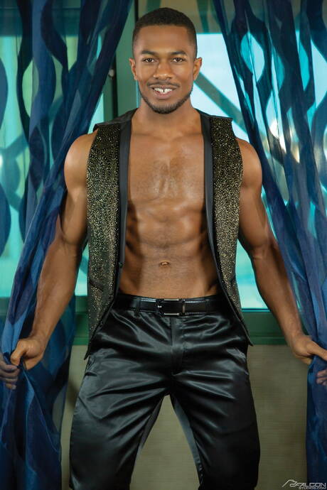 Raging Stallion: American pornstars bull Derek Kage and hunky guy Sean Xavier make an interracial love