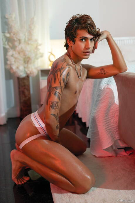 Sexy jongen Icarus en sexy maatje Rhyheim Shabazz neuken na een pijpbeurt