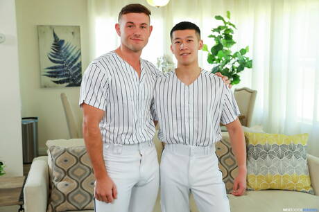 Der amerikanische Muskelprotz Ryder Owens und der Hengst Ricky Lee ficken nach dem Saugen in den Arsch