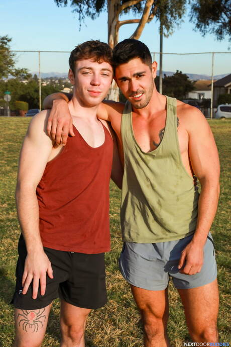 De gespierde Amerikaanse Nico Coopa en de gespierde Calvin Michaels hebben anale seks buiten