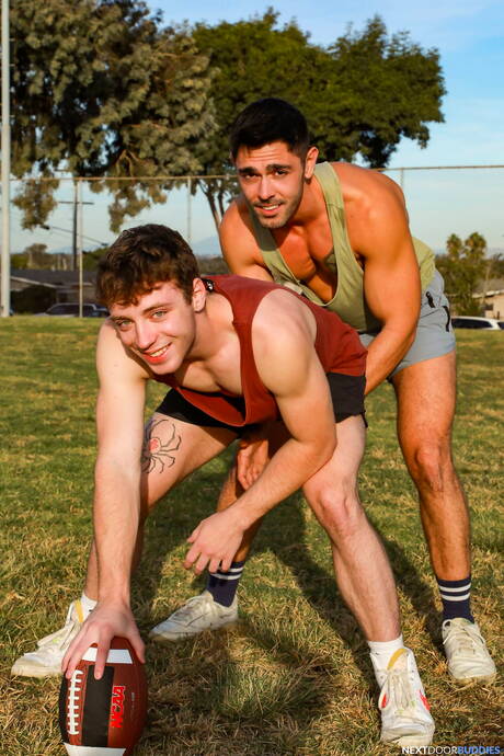 De gespierde Amerikaanse Nico Coopa en de gespierde Calvin Michaels hebben anale seks buiten