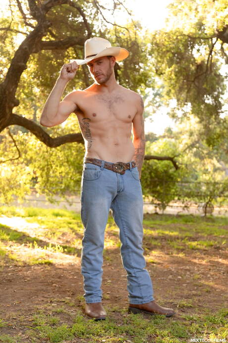 Hot buddies Andrew Miller, Jc Hunt and Cody Seiya in hard threesome sex outside