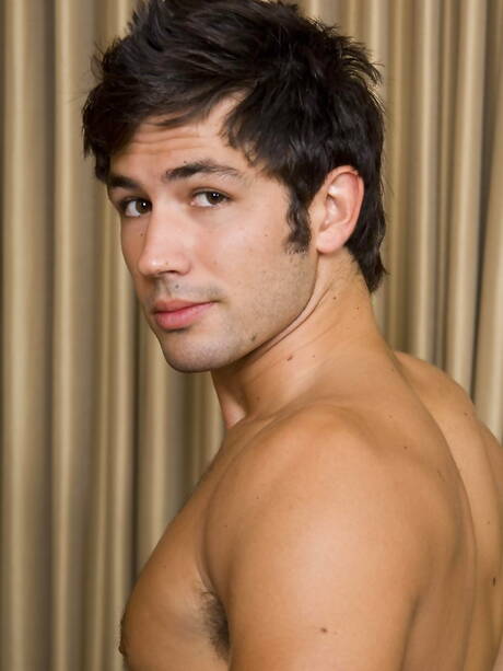 Stud Max Cruz trekt zijn pik af