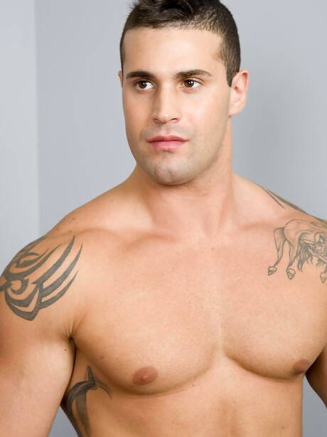 I bei ragazzi americani Alex Eden e il bel fusto Brandon James in una scena di pompino