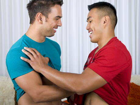 El guapo estadounidense Johnny Angel y su atractivo amigo Lucky Daniels en una escena de mamadas