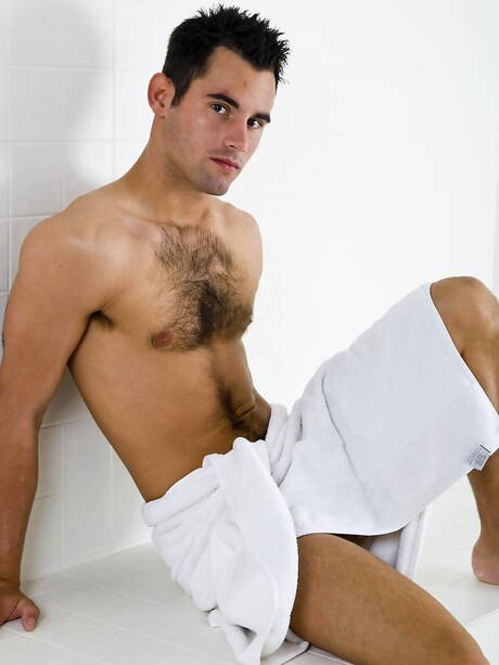 Randy Blue: American strong bull Lucas Vick play with dildo in hot shower