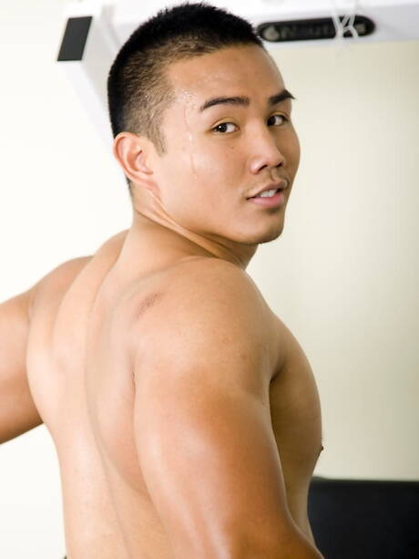 El toro asiático Johnny Angel masturbándose