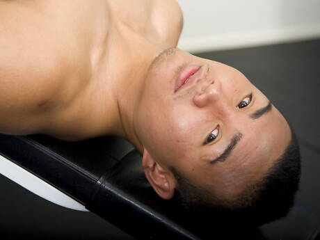 El toro asiático Johnny Angel masturbándose