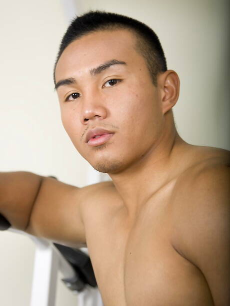 El toro asiático Johnny Angel masturbándose