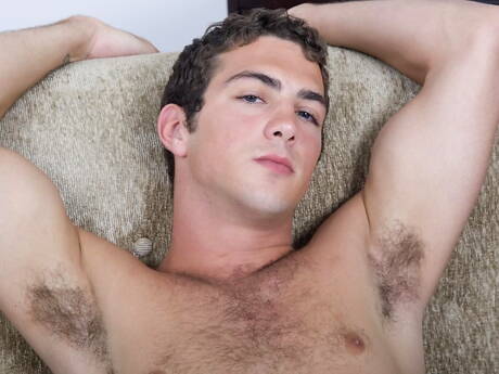 アメリカの力持ちクリスチャン・シャープがペニスをシゴく