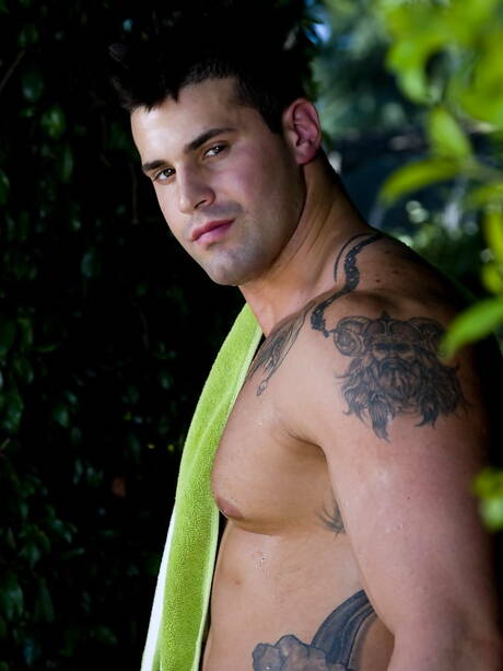 Il bel ragazzo americano Brandon James si masturba all