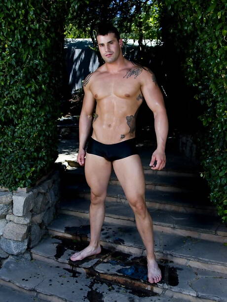 Il bel ragazzo americano Brandon James si masturba all