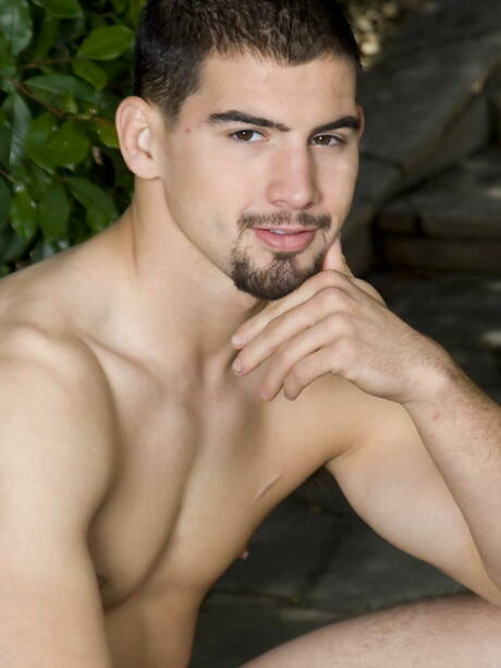 El semental Zander Cox se masturba al aire libre