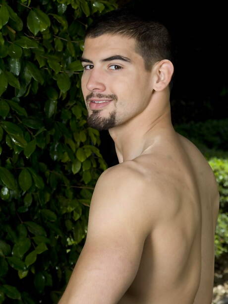 El semental Zander Cox se masturba al aire libre