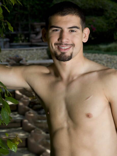 El semental Zander Cox se masturba al aire libre