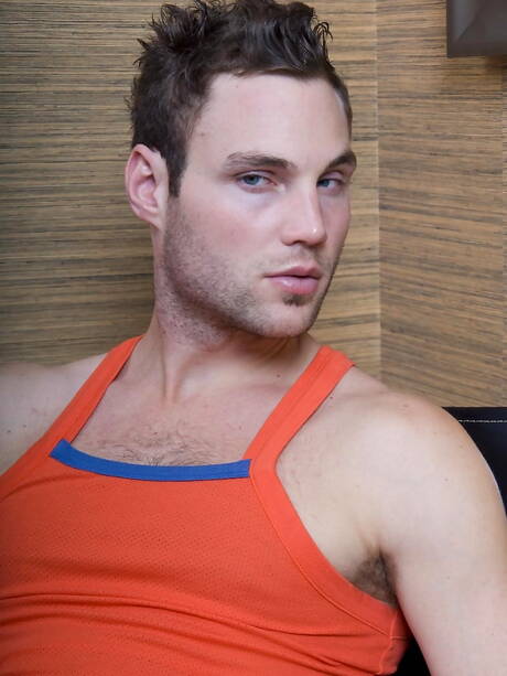 Le gars husky Clark Conner pose nu et montre ses fesses