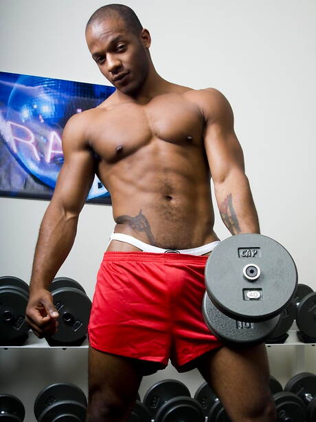 Der schwarze Muskelprotz Eddie Diaz und der amerikanische Kraftprotz Reese Rideout ficken nach einem interracialen Blowjob in den Arsch