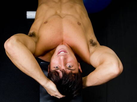 Der schwarze Muskelprotz Eddie Diaz und der amerikanische Kraftprotz Reese Rideout ficken nach einem interracialen Blowjob in den Arsch