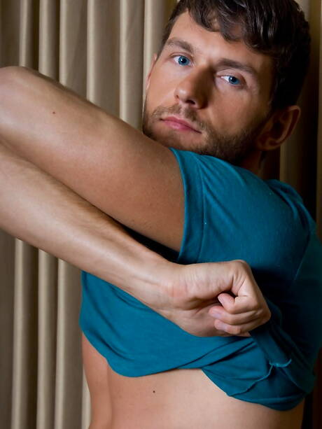 Beefcake Lucas Knowles jerk off his cock