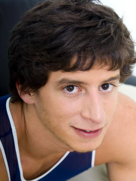 美國好兄弟肌肉男Ethan Parker和強壯的公牛Lucas Vick在吸吮陰莖的場景中