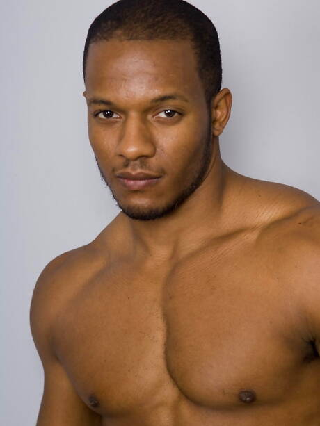 Der schwarze, gut gebaute Eddie Diaz spielt mit seinem Schwanz