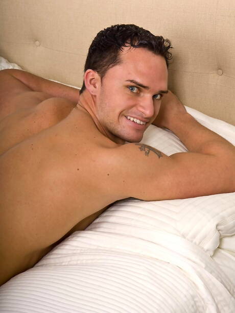 garanhão Alec Manning provocando seu pau no banho