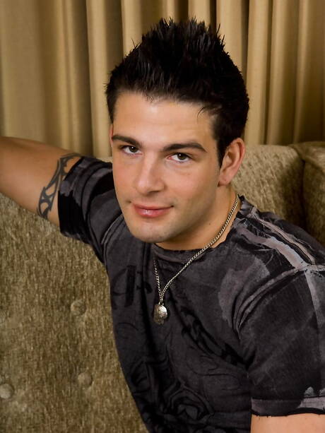 Der muskulöse Joey Sparks masturbiert