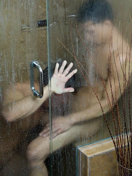 Os lindos garotos americanos, o musculoso Reese Rideout e o bonitão Topher Dimaggio em cena de chupada no chuveiro quente