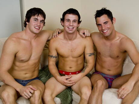 Die heißen Kumpels Brodie Jackson, Lucas Vick und Shane Foster bei einer heißen Dreier-Arschfick-Action
